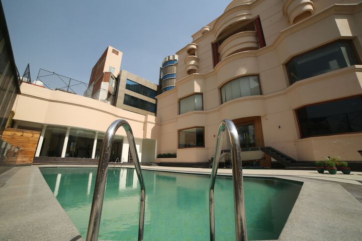 Pools & Facilities