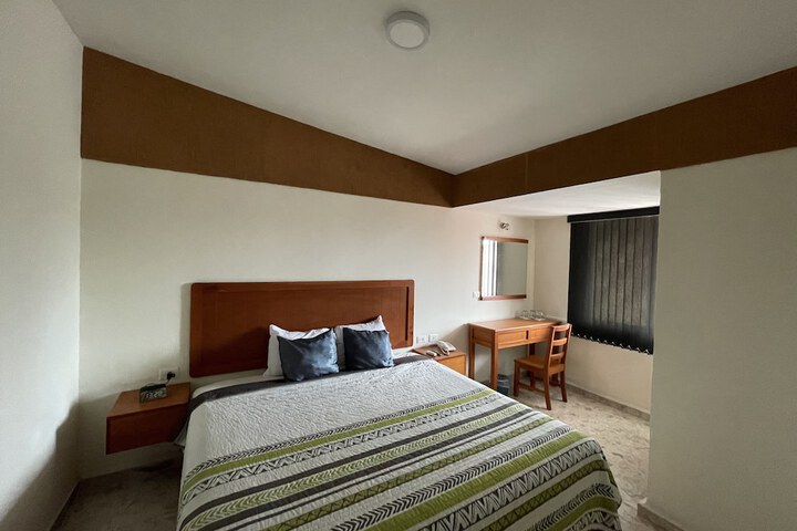 Room 9 of 33