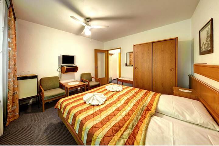 Room 2 of 21
