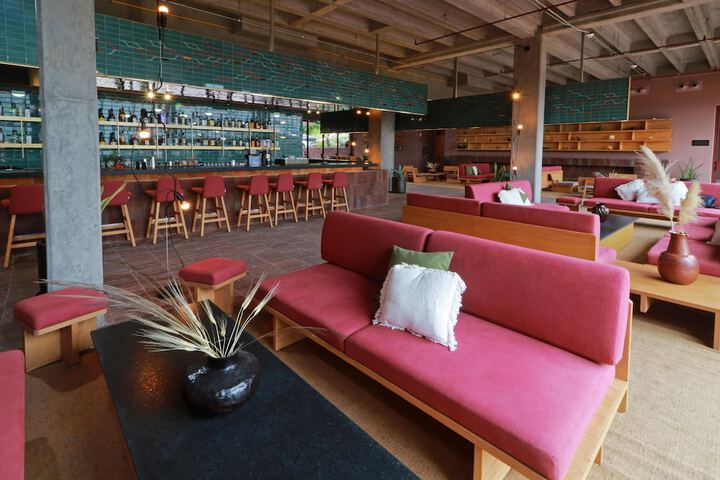 Lounge 102 of 137