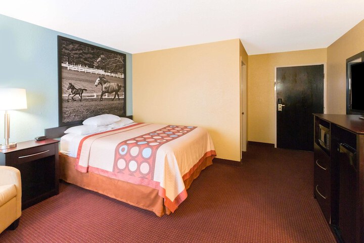 1 Queen Bed (7 of 29)