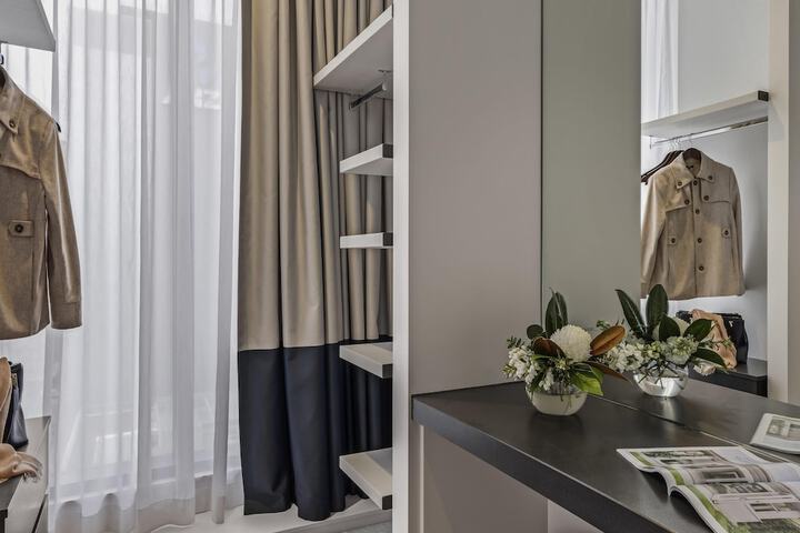 Room 28 of 142