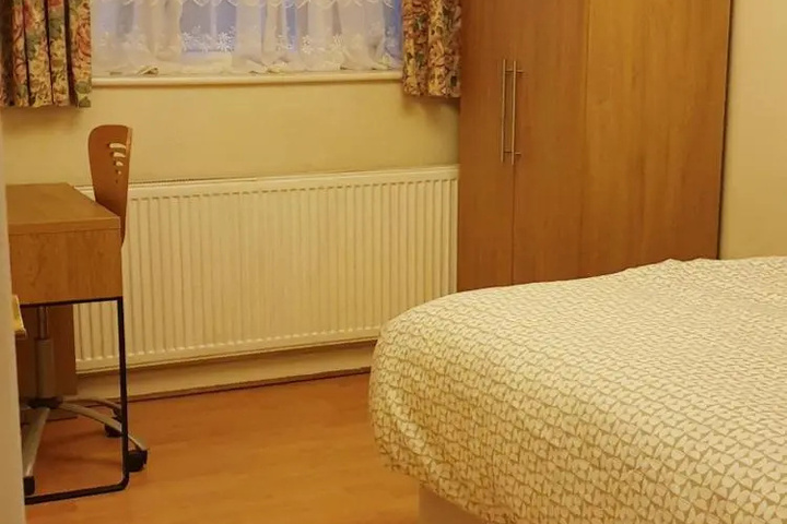 Room 5 of 8