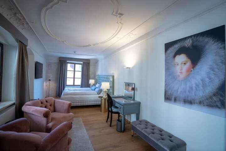 Room 30 of 48