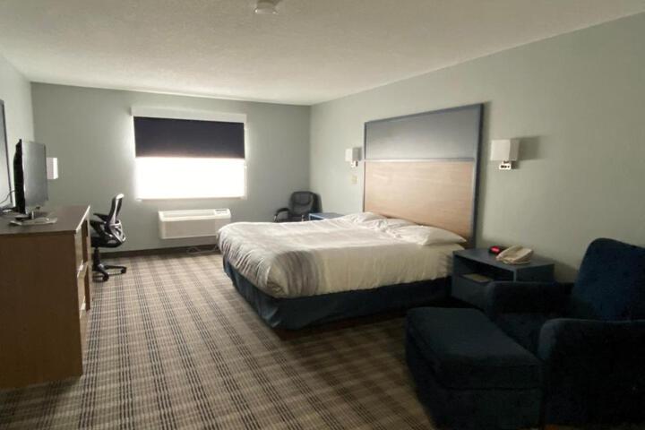 1 King Bed (5 of 6)