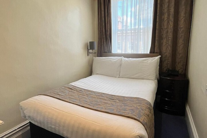 Room 33 of 128