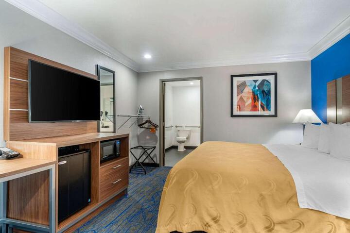 1 King Bed (2 of 21)