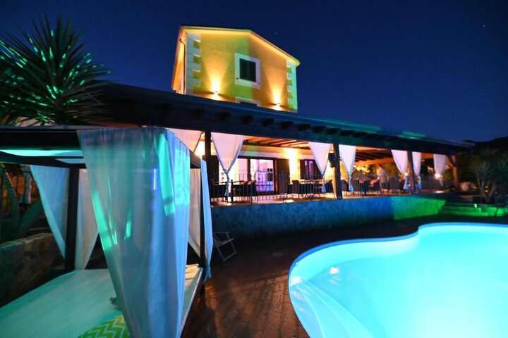 Hotel Pool