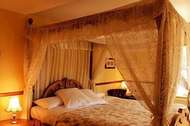 Room 3 of 18