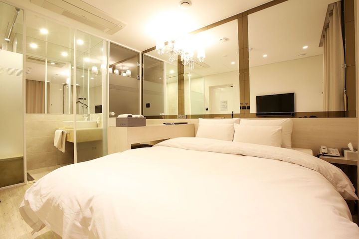 Room 8 of 42