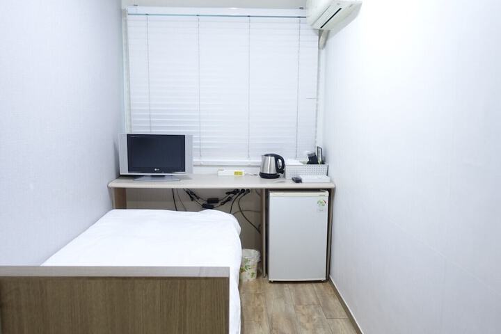 Room 10 of 29