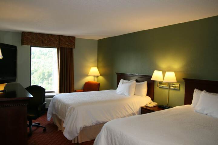 2 Queen Beds (3 of 13)