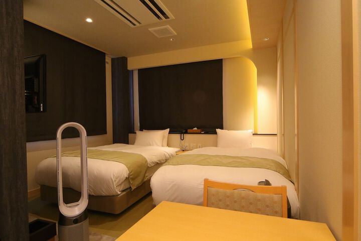 Room 19 of 102