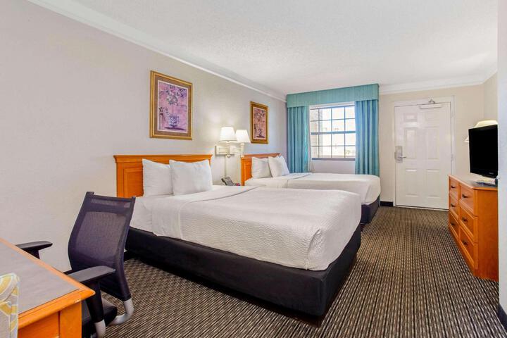 2 Double Beds (3 of 9)