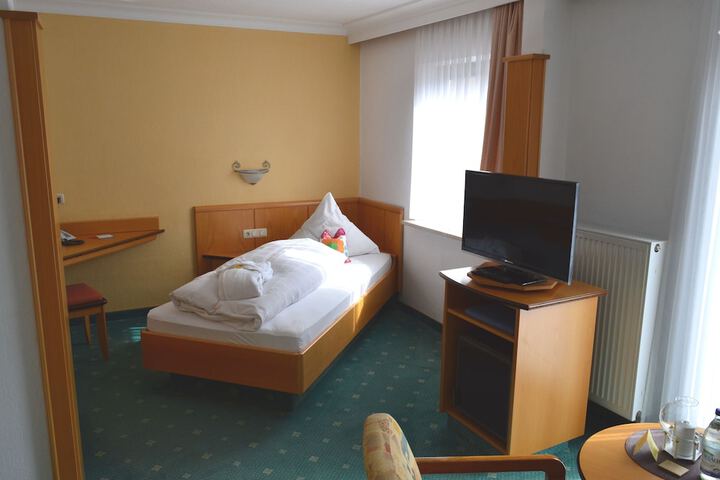 Room 27 of 106