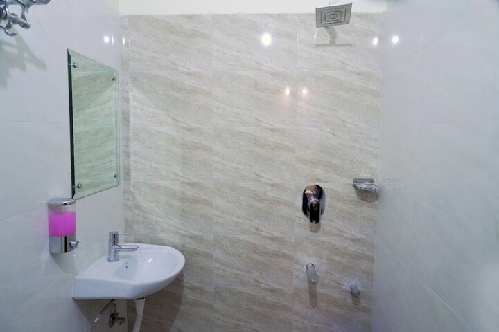 Room 6 of 8