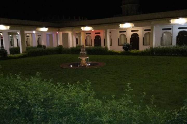 Hotel Exterior 5 of 37