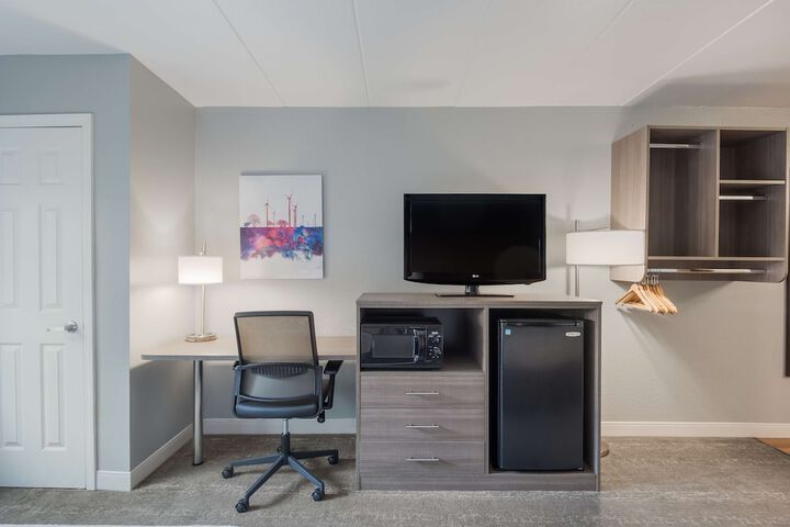 2 Queen Beds High Speed Internet Accessible Microwave and Refrigerator Chair with Ottoman Desk Full Breakfast (10 of 18)