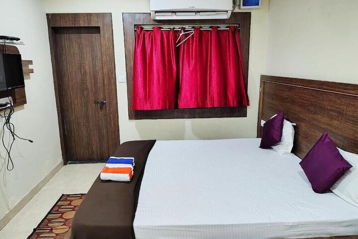 Room 5 of 13
