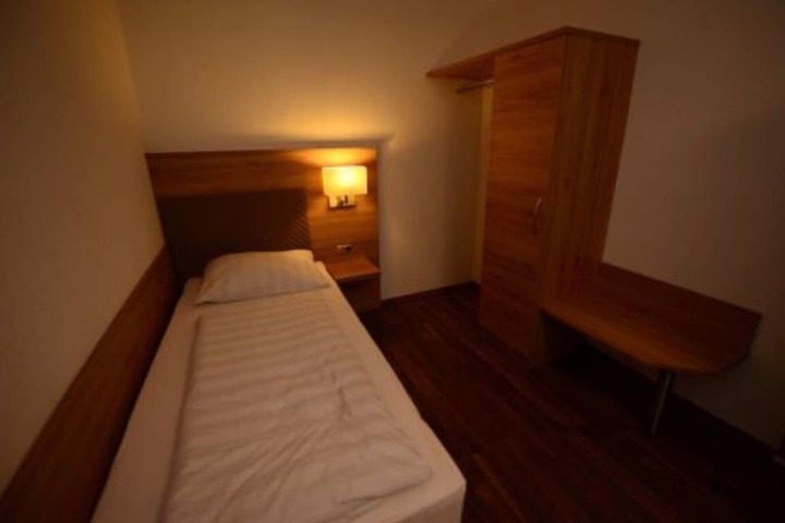 Room 9 of 20