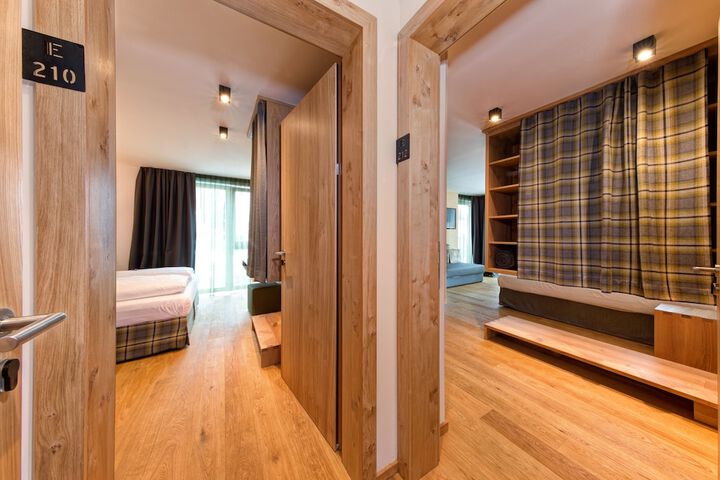 Room 5 of 136