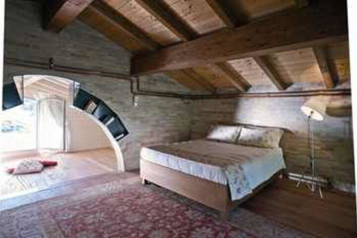 Room 9 of 16
