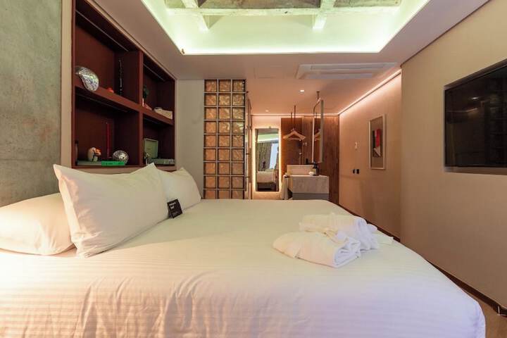 Room 31 of 102