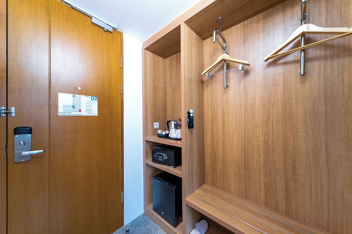 Room 6 of 42