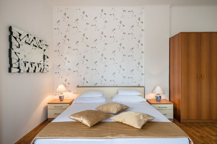 Room 16 of 80