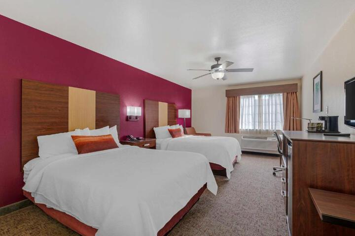 2 Queen Beds Microwave and Refrigerator WiFi Full Breakfast (6 of 12)