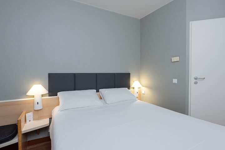 Room 26 of 77