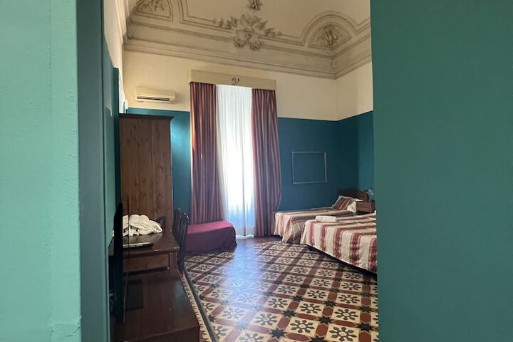 Room 27 of 40