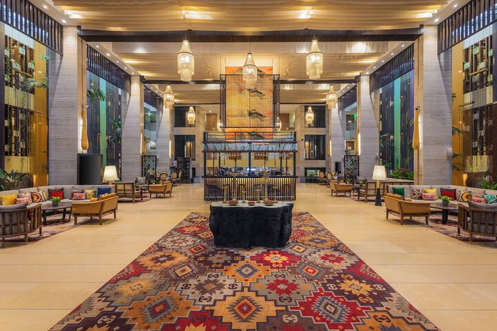 Entrance & Lobby