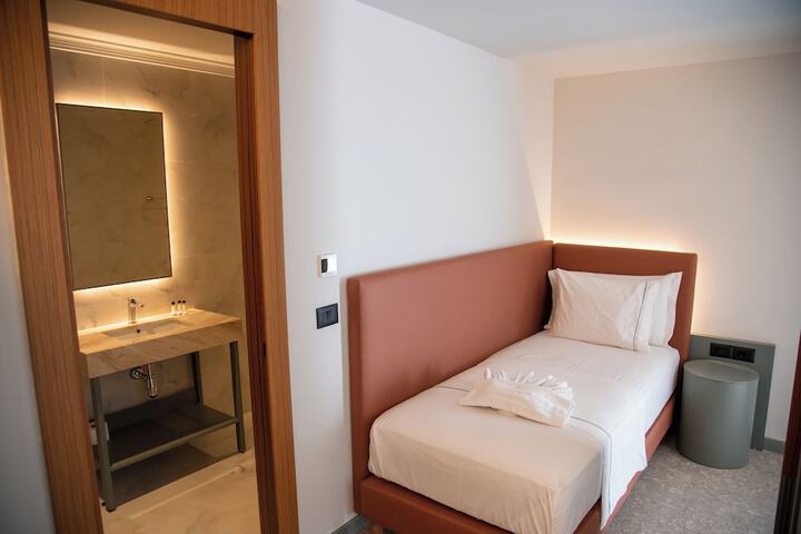 Room 58 of 207