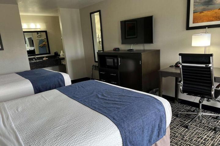 2 Queen Beds (8 of 15)