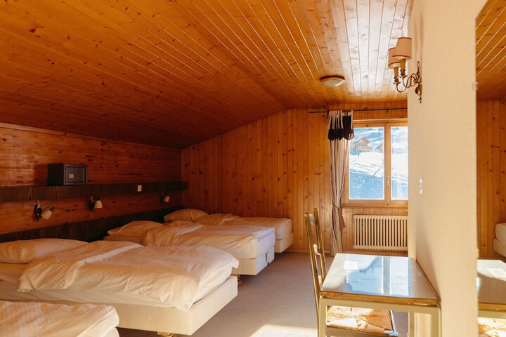 Room 2 of 10
