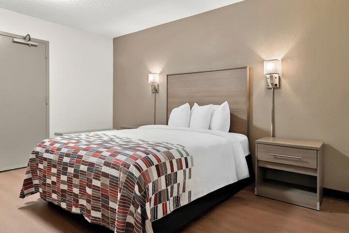 Deluxe Queen Bed (15 of 20)