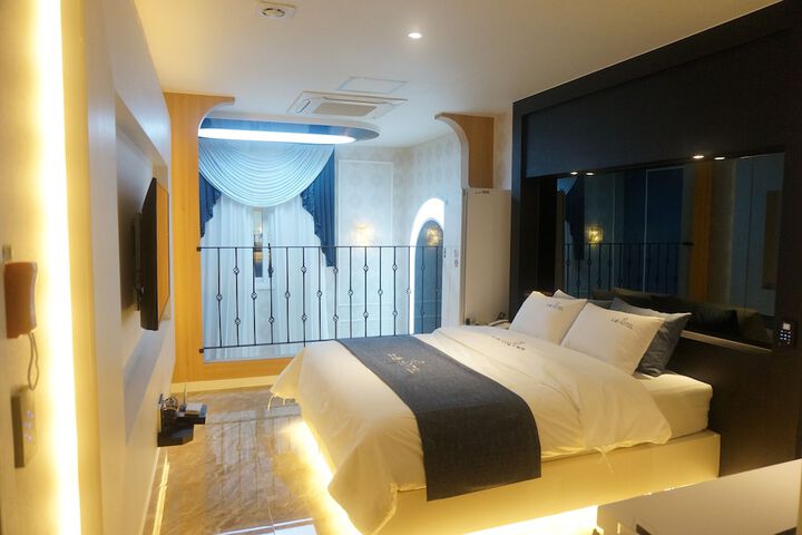 Room 22 of 65