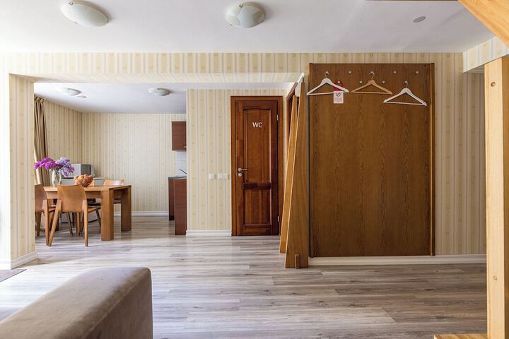 Room 49 of 214