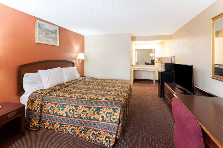 1 King Bed Accessible (2 of 9)