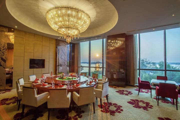 Dining 40 of 58