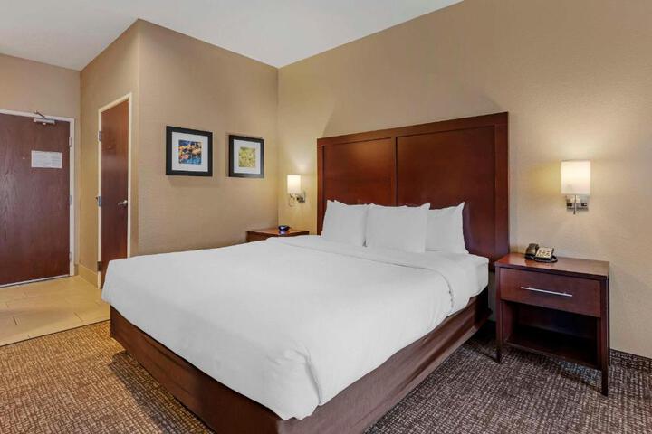 1 King Bed Accessible (10 of 22)