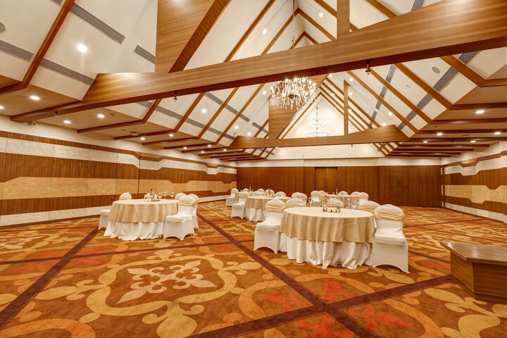 Ballroom/Hall 41 of 54