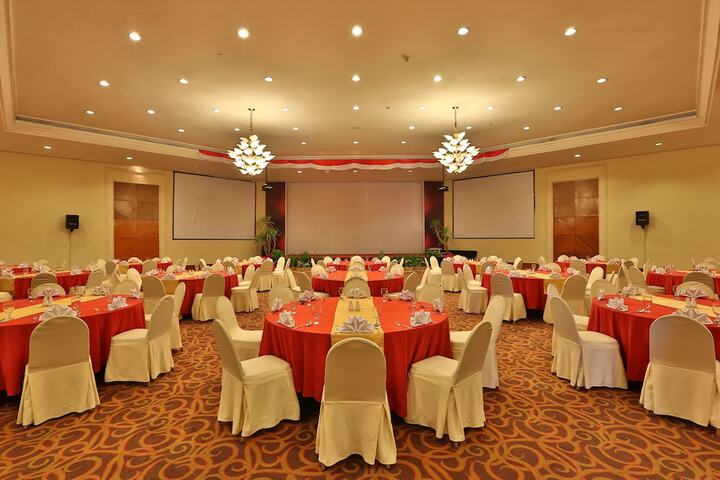 Ballroom/Hall 66 of 73