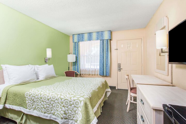 1 Queen Bed (16 of 19)