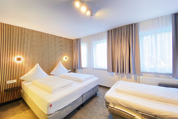 Room 10 of 32