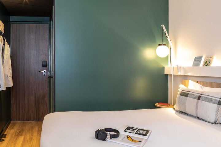 Room 10 of 34