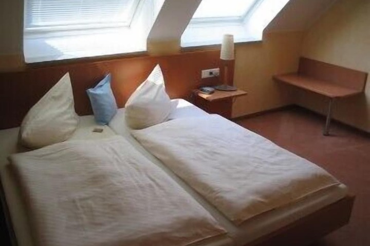 Room 6 of 42