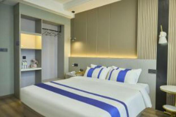 Room 6 of 8