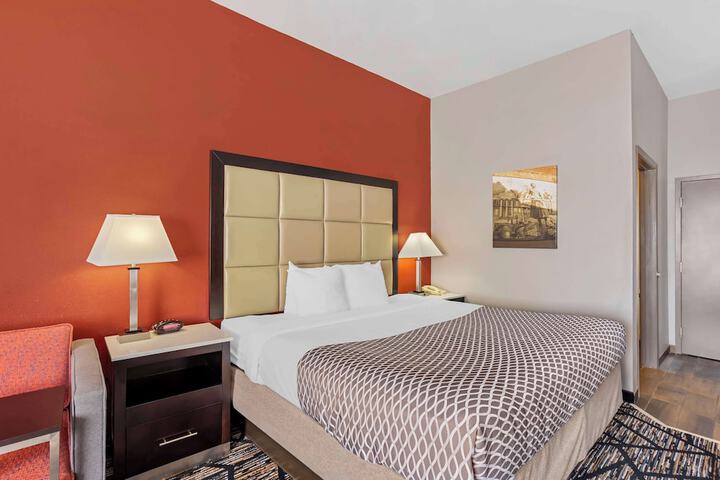 1 Queen Bed Pet Friendly Room Work Desk Sofa Microwave and Refrigerator WiFi Full Breakfast (4 of 31)